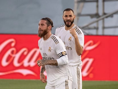 Karim Benzema, con el puño en alto, celebra un gol al lado de Sergio Ramos ante el Villarreal esta noche en el Alfredo Di Stéfano.