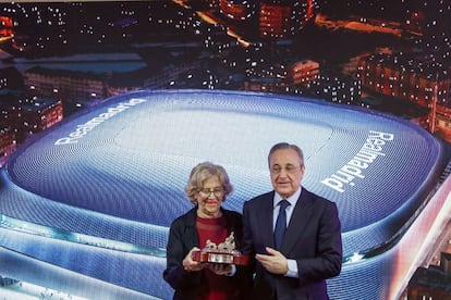 El presidente del Real Madrid, Florentino Pérez, y la alcaldesa de Madrid, Manuela Carmena , durante la presentación de la reforma del estadio Santiago Bernabéu.