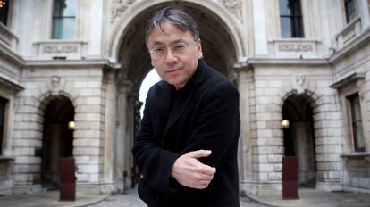 O escritor Kazuo Ishiguro posa no pátio da Royal Academy of Arts, em Picadilly, Londres