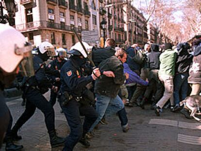 La policía carga durante una manifestación antiglobalización en Barcelona.
