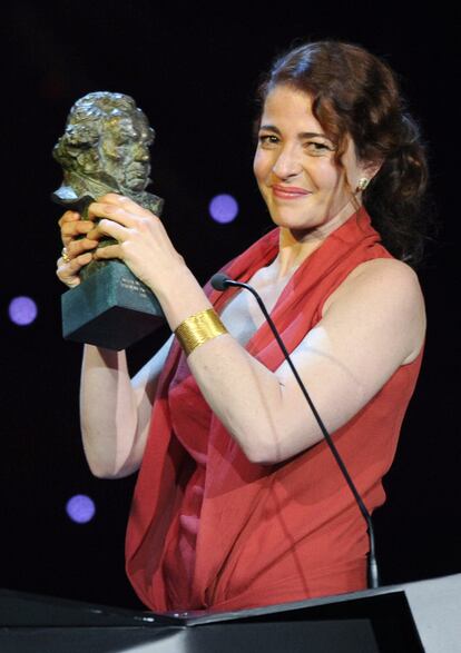 La actriz Nora Navas recoge su Goya a mejor actriz por su papel en 'Pa Negre'.