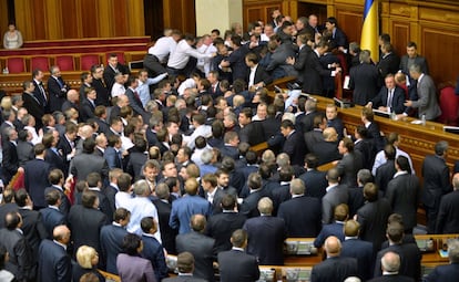 Diputados del gobierno y de la oposición se enzarzan en una pelea durante la segunda sesión del parlamento ucranio donde se elige al primer ministro.