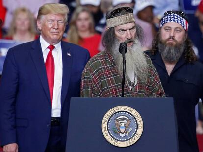 Donald Trump, Phil Robertson y Willie Robertson, en Monroe (EE UU), la semana pasada.