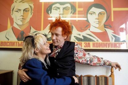 Johnny Rotten com sua companheira, Nora Forster em 1985. 