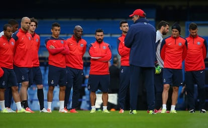 Laurent Blanc, entrenador del PSG, habla a sus jugadores en la charla previa. 