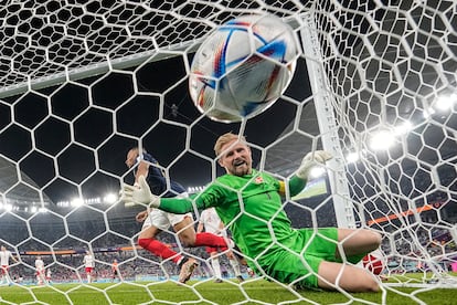 Kasper Schmeichel, tras encajar el gol marcado por Kylian Mbappe que daba la victoria a Francia. 