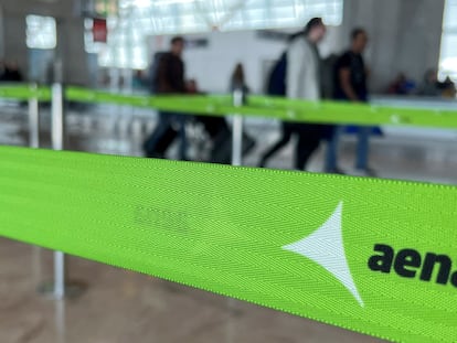 El logotipo de Aena en uno de los filtros de seguridad del aeropuerto de Madrid-Barajas.