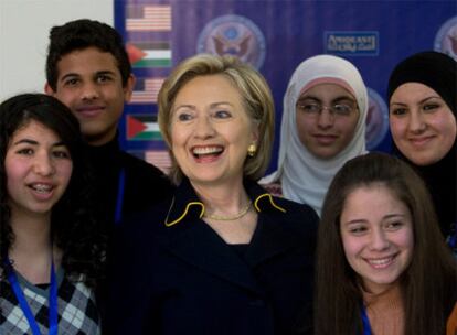 La secretaria de Estado de EE UU, Hillary Clinton, posa junto con niños palestinos en Ramala.