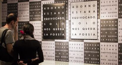 Dos visitantes en la inauguración de la exposición 'Sub/verso'.