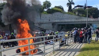 Manifestantes prenden fuego a la moto un agente de tránsito después de la muerte de un motociclista en Bucaramanga, el 5 de julio de 2023.