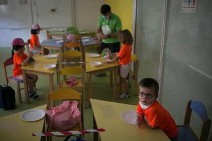 Inicio del 'casal' de verano organizado por la Fundació Pere Tarres en la escuela Sant Gregori de Barcelona.