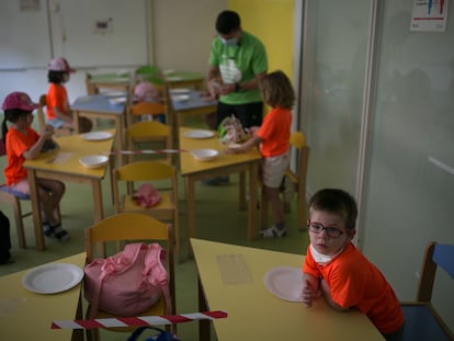 Inicio del 'casal' de verano organizado por la Fundació Pere Tarres en la escuela Sant Gregori de Barcelona.