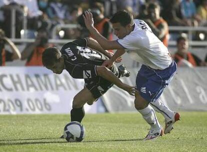 El tinerfeño Sicilia, a la derecha, intenta arrebatar el balón a Carlos Calvo.