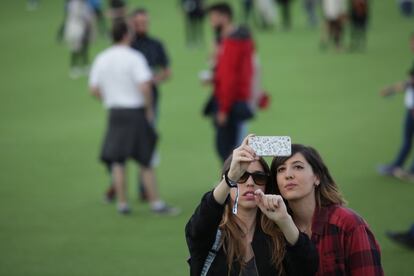 Dos jóvenes se fotografían en el festival.
