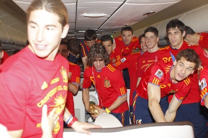 La selección española celebrando con la copa del Mundo en el avión que les ha traído de vuelta.   