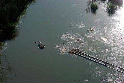 Canales de riego en la delegación Tlahuac.  El cuerpo sin vida de una persona apareció ahogado sin que se lograra identificarlo. (La foto fue tomada desde un helicóptero).