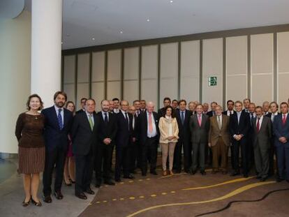 Moragues, en el centro con traje marrón, con Beteta a la derecha y representantes del empresarido valenciano.