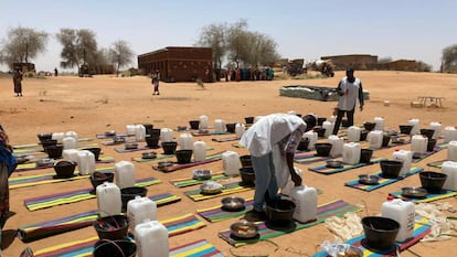 Dos miembros de una unidad de respuesta de emergencia distribuían productos básicos, como jabón, agua, baldes y esterillas, en El Fasher (Darfur Norte, Sudán)