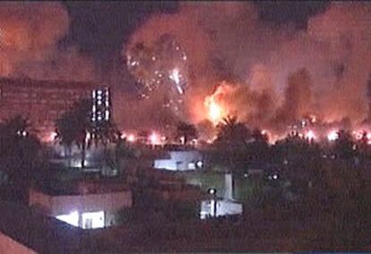 Gigantescas nubes de humo se alzan sobre los edificios de Bagdad durante los bombardeos aéreos del  21 de marzo de 2003, según puede observarse en esta instantánea tomada de la retransmisión en directo realizada por la televisión de Abu Dhabi, capital de los Emiratos Árabes Unidos.