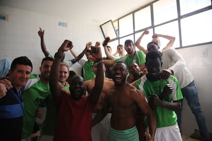 El equipo Alma de África celebra la goleada (6-0) al Facinas en el último partido de la temporada oficial, el 12 de marzo en Jerez.