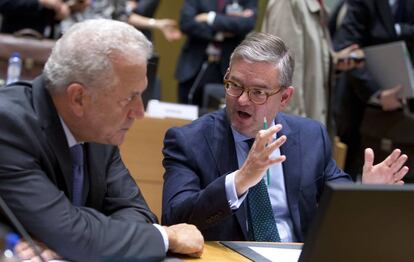 El comisario europeo para la migración, Dimitris Avramopoulos (izq) conversa con el comisario europeo de seguridad, Julian King, este jueves en Bruselas.