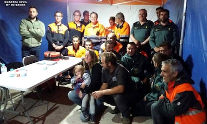 El equipo de rescate de la Guardia Civil junto a los padres y la ni&ntilde;a desaparecida. Solo falta el perro. 