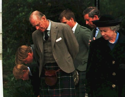 O príncipe de Gales, Charles, seus filhos, Henry e William, o duque de Edimburgo e Elizabeth II da Inglaterra, junto aos ramos de flores depositados no castelo de Balmoral em lembrança a Diana de Gales, em 4 de setembro de 1997