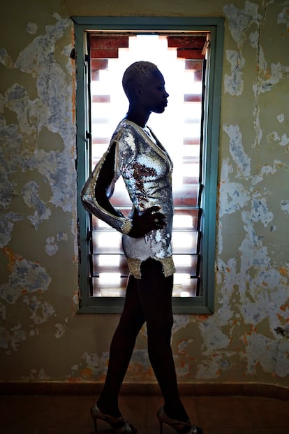 Modelo del diseñador senegalés Versaiilles en la Dakar Fashion Week.