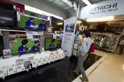 Un hombre camina por una tienda de electrónica de la empresa nipona, Hitachi. EFE/Archivo