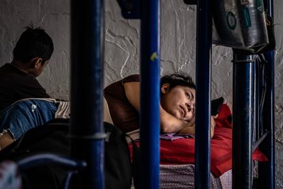 Una mujer descansa en el albergue El buen samaritano, en Ciudad Juárez.