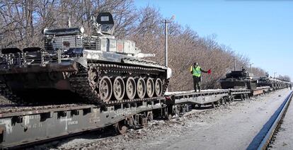 Tanques rusos, cargados para el retorno a su base permanente en Rusia tras unas maniobras militares, el pasado miércoles. 