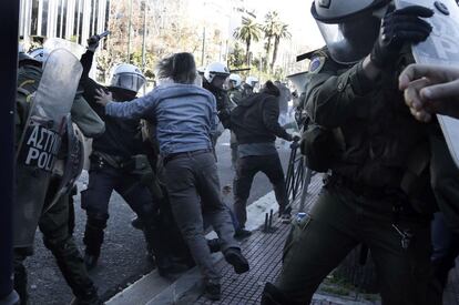 Miembros del sindicato PAME se enfrentan a la policía durante una manifestación contra las reformas de las pensiones Atenas.