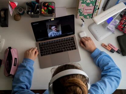 Una alumna de ESO siguiendo una clase virtual.