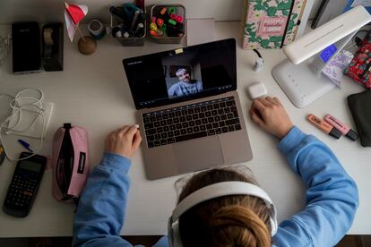 Una alumna de ESO siguiendo una clase virtual.