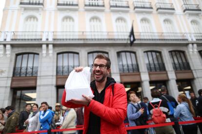 Un comprador del iPhone 6 ante la tienda de Apple en Madrid. Los precios de los nuevos modelos oscilan entre los 699 y los 999 euros.