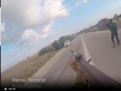 Video distribuido por las autoridades israelíes con imágenes obtenidas de una cámara de un miliciano de Hamás que participó en el asalto del 7 de octubre. En la imagen, el individuo abre fuego contra un vehículo.