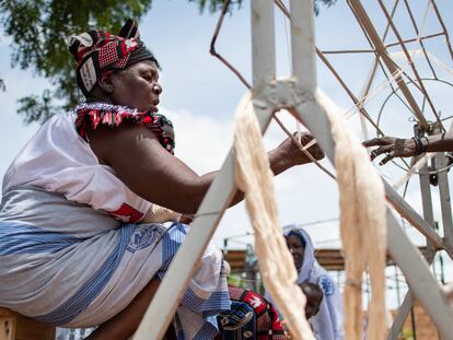 Una artesana de Burkina Faso trabajando con algodón