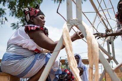 Una artesana de Burkina Faso trabajando con algodón