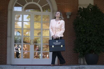 La vicepresidenta primera y ministra de Asuntos Económicos y Transformación Digital, Nadia Calviño, saluda a su llegada al Palacio de la Moncloa.