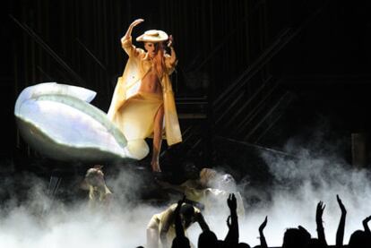 Aclamada por el público, Lady Gaga sale del cascarón de un huevo durante la gala de los Grammy.