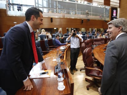 Ángel Garrido conversa con Ignacio Aguado en el pleno de investidura.