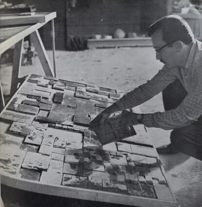 El artista Arcadio Blasco trabajando en el taller en 1959.