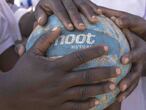 Las jugadoras de Mthulu, ganadoras del campeonato, sujetan en balón después del partido, en Malawi.