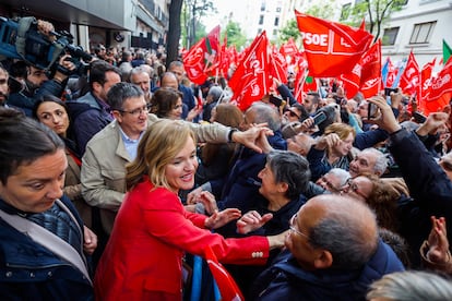 Los dirigentes socialistas Pilar Alegría y Patxi López saludan a los simpatizantes frente a la sede del partido.