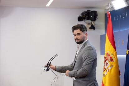 Gabriel Rufián (ERC): “Irresponsabilidad”. El portavoz republicano tachó de “irresponsabilidad” la decisión del Gobierno de “pasar de cero a cien así” y “anunciar el fin del estado de alarma sin un horizonte de nuevas medidas para proteger a la gente”. No obstante, ERC aboga por esperar y ver si funcionan las medidas sanitarias promovidas por la Generalitat para atajar al virus en Cataluña, en lugar de promover un nuevo estado de emergencia constitucional.