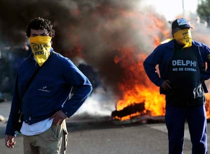 Trabajadores de Delphi, durante la protesta de ayer en Cádiz.