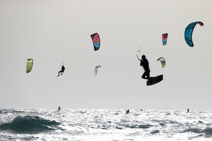 Un grupo de deportistas practica kitesurf en la costa mediterránea de Tel Aviv (Israel).