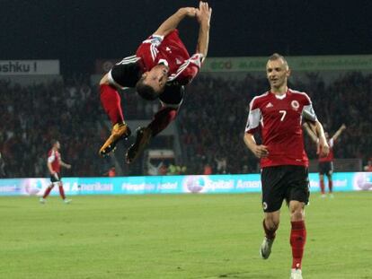 Lenjani celebra con una voltereta su gol de Dinamarca en presencia de Agolli. 