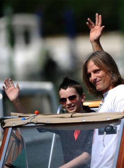 Viggo Mortensen y Kodi Smit-McPhee (derecha), a su llegada ayer al Palazzo del Cinema para asistir a la proyección de <i>La carretera.</i>