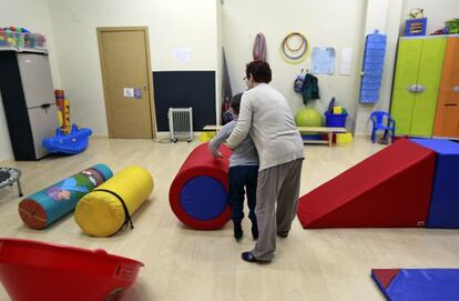 Una sesión de terapia para niños con autismo en un centro de Valencia.